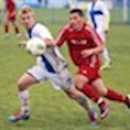 Drenge spiller fodbold